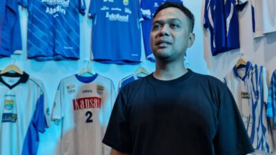 Cerita Fahri Menjaga Sejarah Persib Lewat Koleksi Jersey dari Berbagai Era