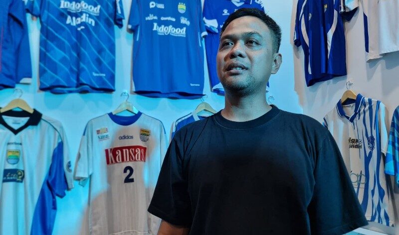 Cerita Fahri Menjaga Sejarah Persib Lewat Koleksi Jersey dari Berbagai Era