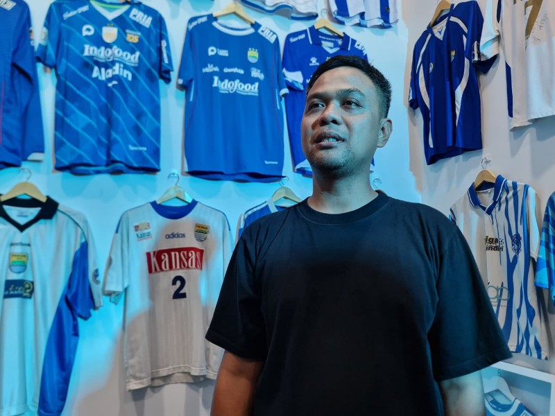 Cerita Fahri Menjaga Sejarah Persib Lewat Koleksi Jersey dari Berbagai Era