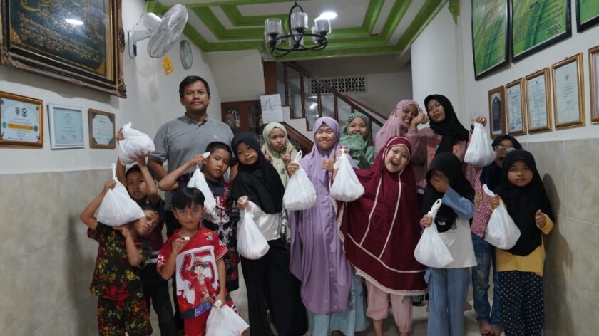 Tebar Kepedulian di Hari Raya Iduladha 1447 H, PLN UIP JBT Salurkan Daging Kurban kepada 2.400 Penerima Manfaat