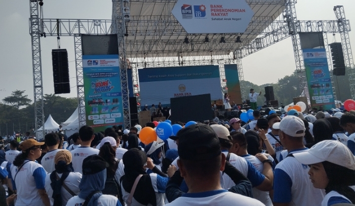 Fun Walk Peringatan Hari BPR-BPRS Nasional di Taman Tegalega Heboh